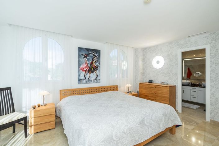 Image No.12-3 Bed Property for sale