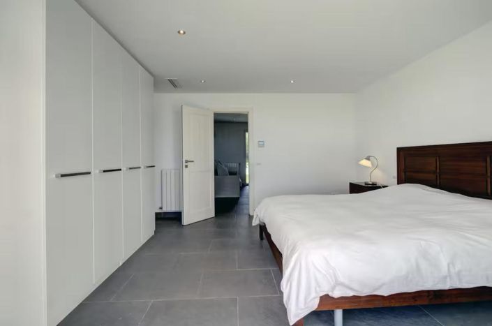 Image No.11-6 Bed Property for sale