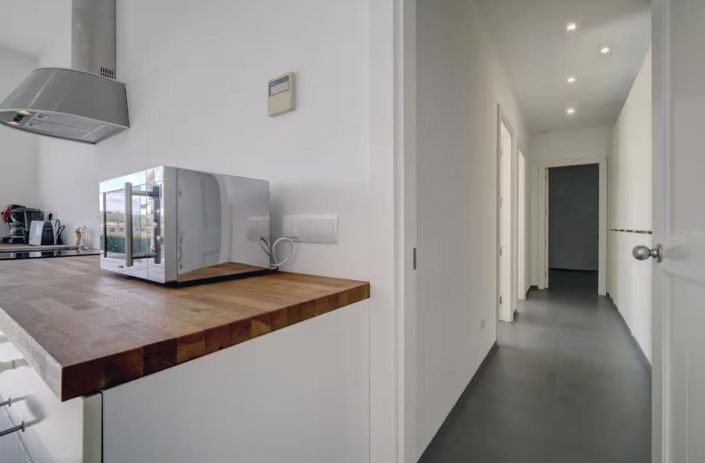 Image No.15-6 Bed Property for sale