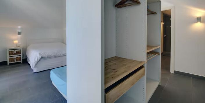Image No.27-6 Bed Property for sale