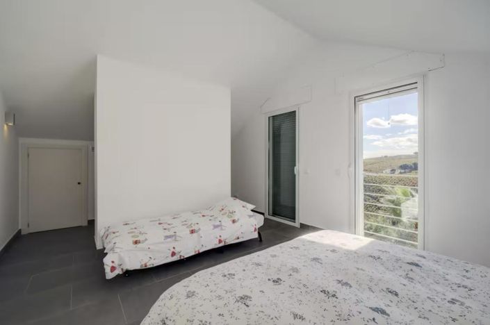 Image No.5-6 Bed Property for sale