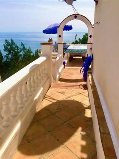 Image No.14-7 Bed Property for sale