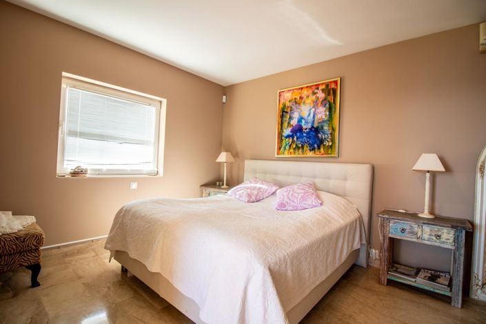 Image No.53-4 Bed Property for sale