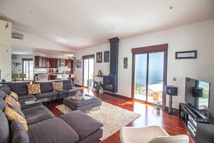 Image No.28-5 Bed Property for sale