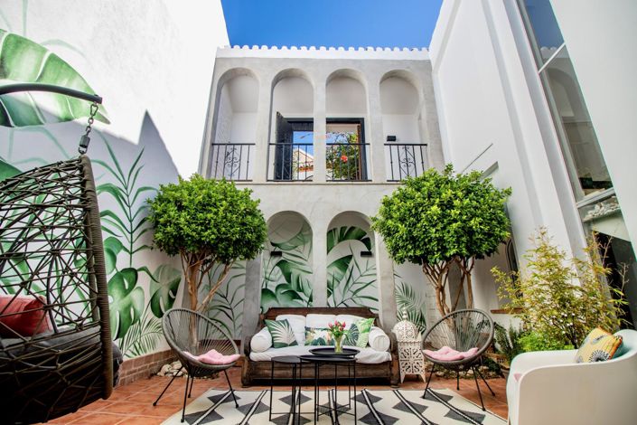 Image No.1-5 Bed Property for sale