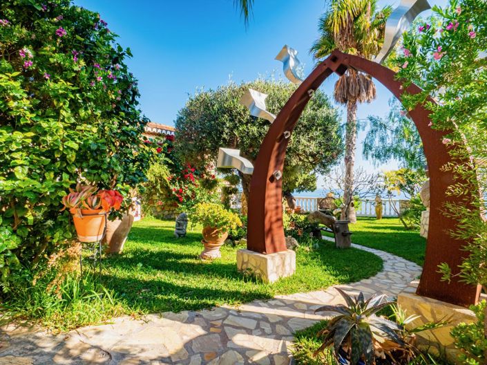 Image No.1-5 Bed Property for sale