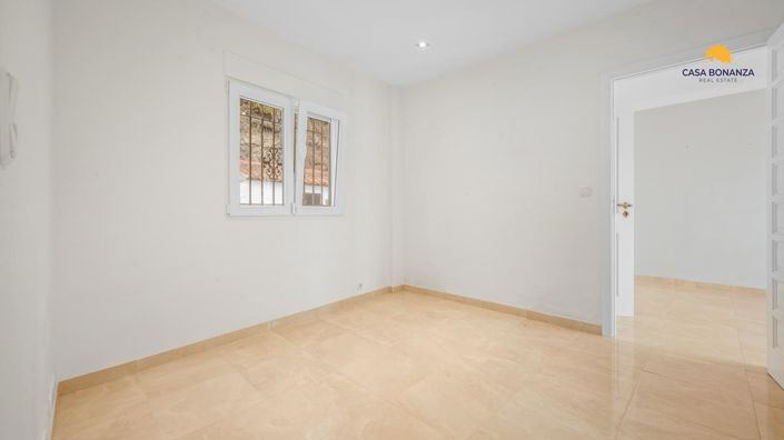 Image No.20-4 Bed Property for sale