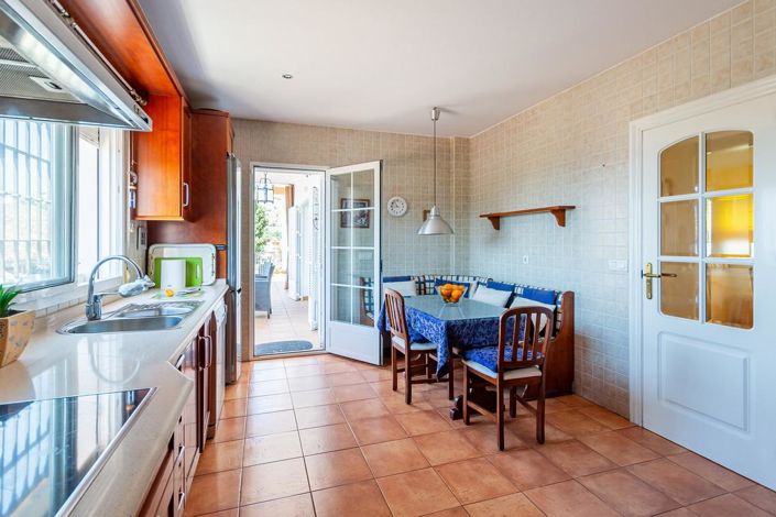 Image No.10-4 Bed Property for sale