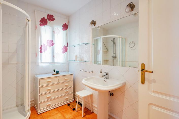 Image No.18-4 Bed Property for sale