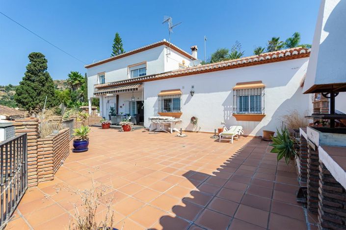 Image No.2-4 Bed Property for sale