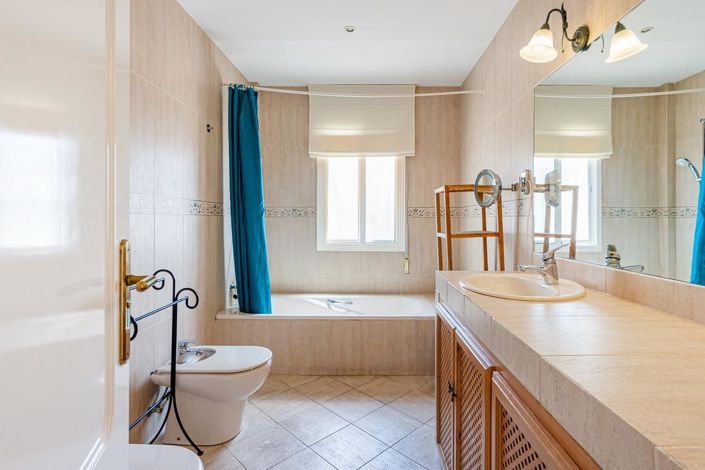 Image No.26-4 Bed Property for sale