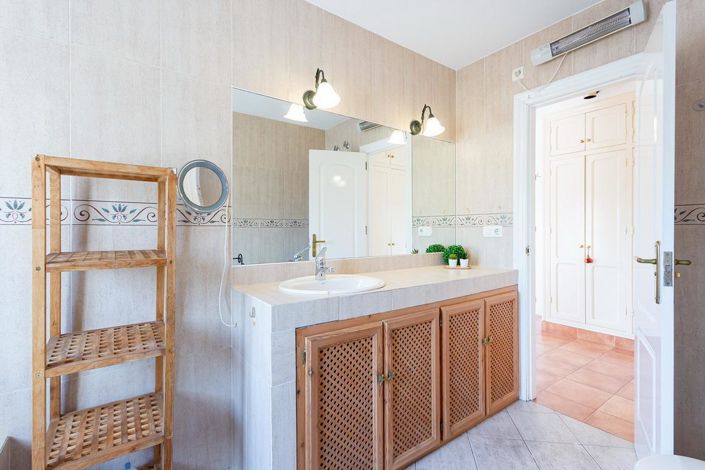 Image No.27-4 Bed Property for sale