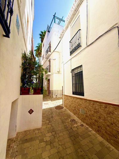 Image No.34-3 Bed Property for sale