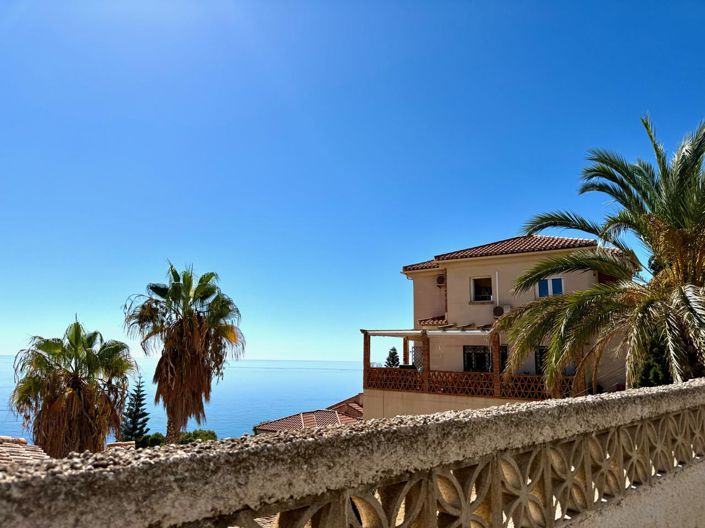 Image No.1-4 Bed Property for sale
