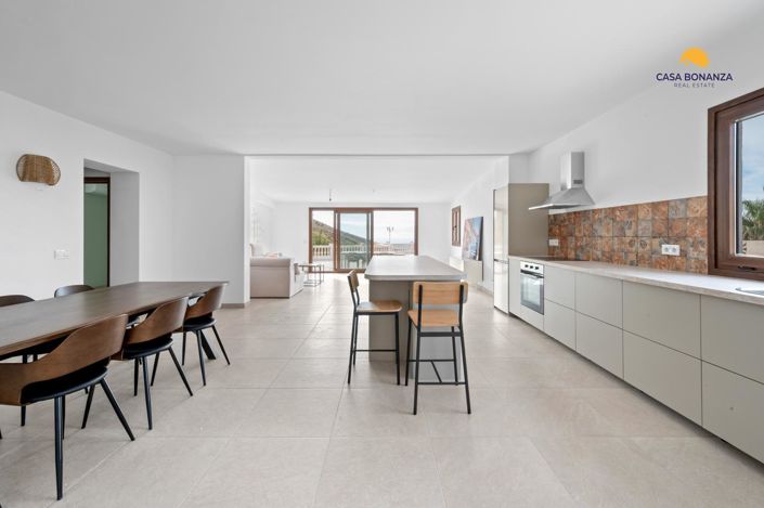 Image No.12-3 Bed Property for sale