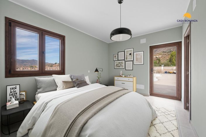 Image No.13-3 Bed Property for sale