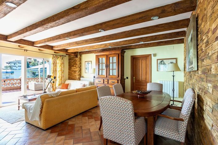 Image No.11-5 Bed Property for sale