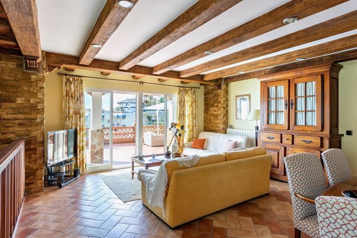 Image No.12-5 Bed Property for sale