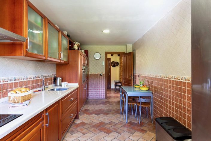 Image No.16-5 Bed Property for sale