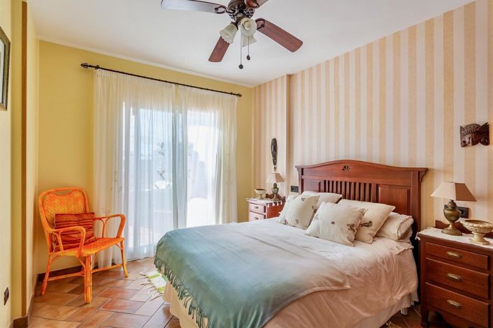 Image No.17-5 Bed Property for sale