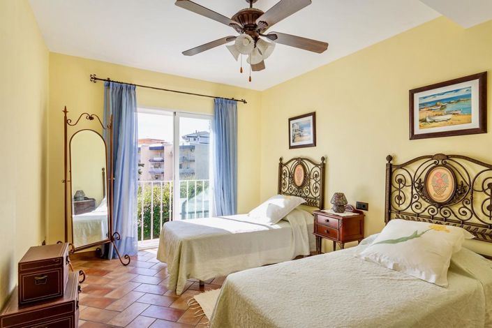 Image No.27-5 Bed Property for sale