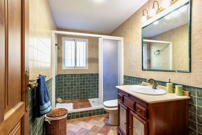 Image No.32-5 Bed Property for sale