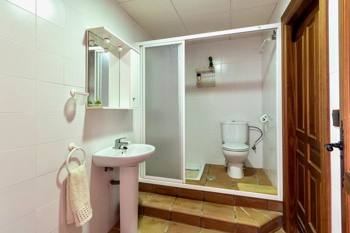 Image No.40-5 Bed Property for sale