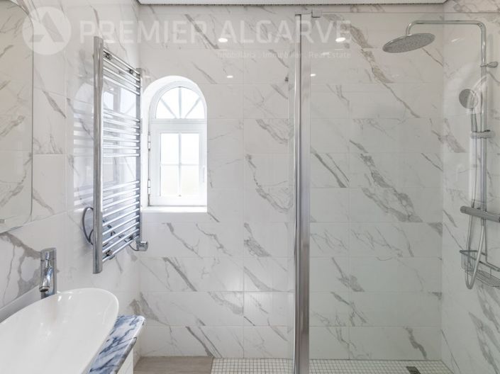 Image No.18-6 Bed House for sale