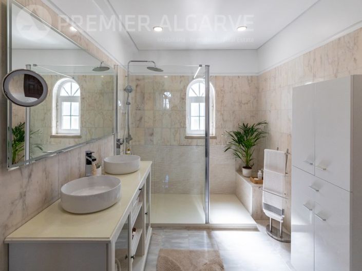 Image No.28-6 Bed House for sale