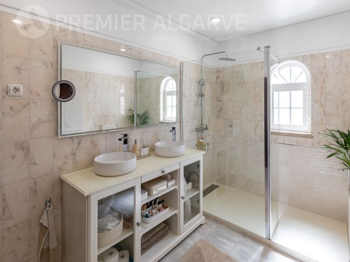 Image No.30-6 Bed House for sale