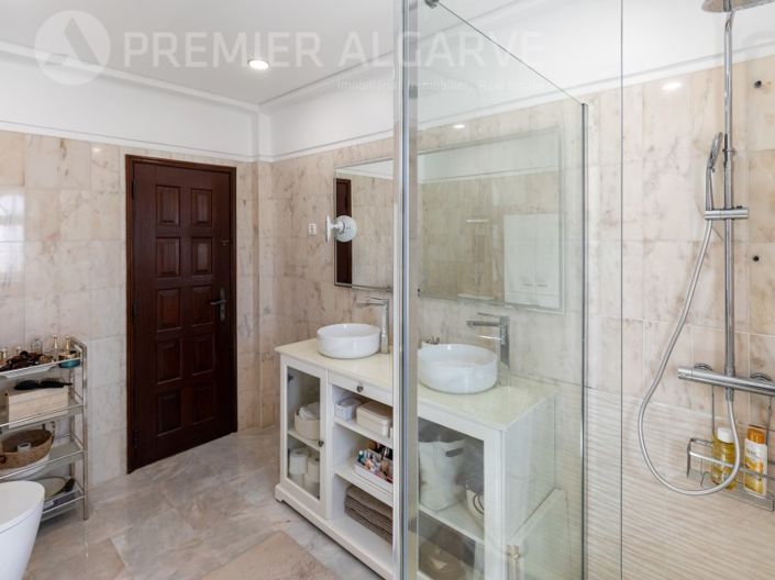 Image No.31-6 Bed House for sale