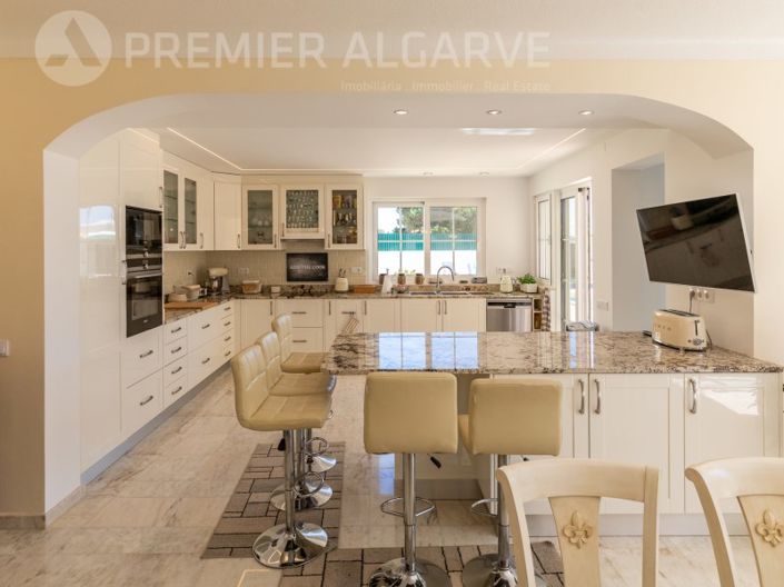 Image No.41-6 Bed House for sale