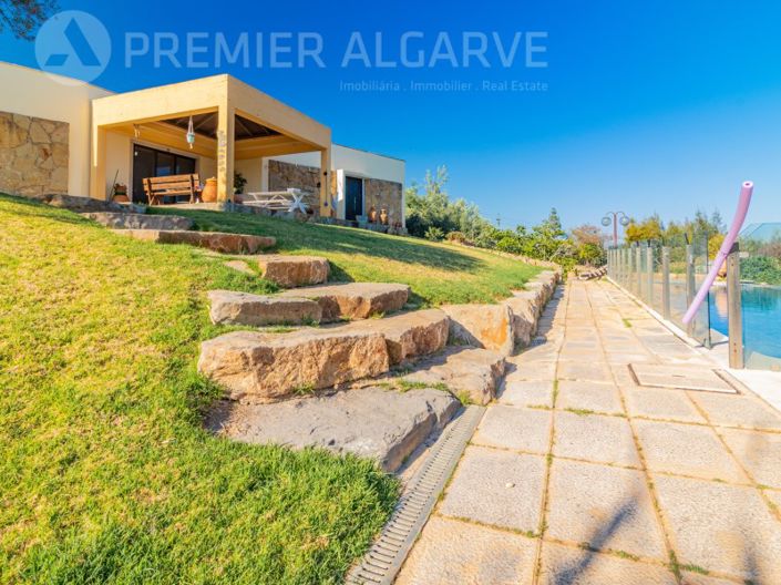 Image No.1-5 Bed House for sale