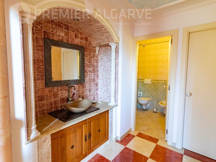 Image No.6-4 Bed House for sale