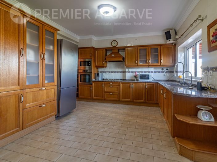 Image No.8-4 Bed House for sale