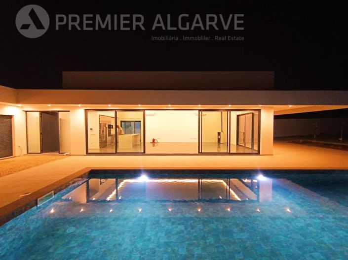 Image No.1-4 Bed House for sale