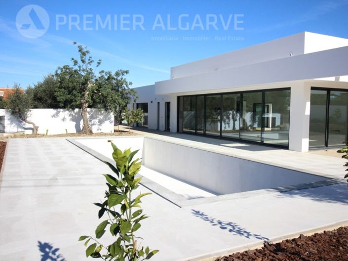Image No.1-4 Bed House for sale