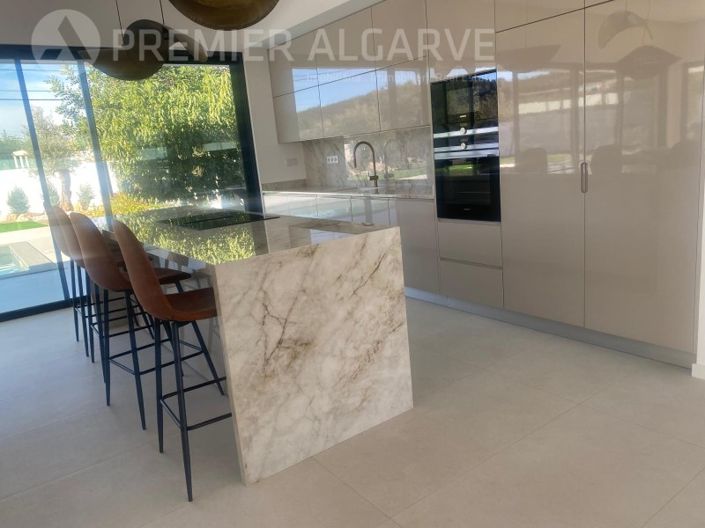 Image No.17-4 Bed House for sale