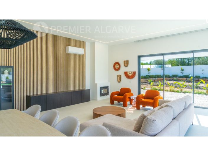 Image No.2-4 Bed House for sale