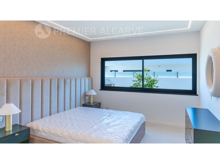 Image No.25-4 Bed House for sale