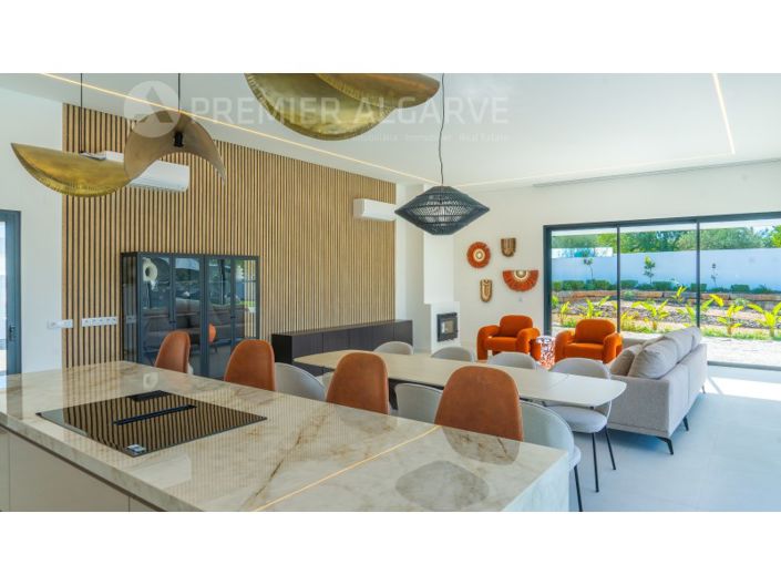 Image No.6-4 Bed House for sale