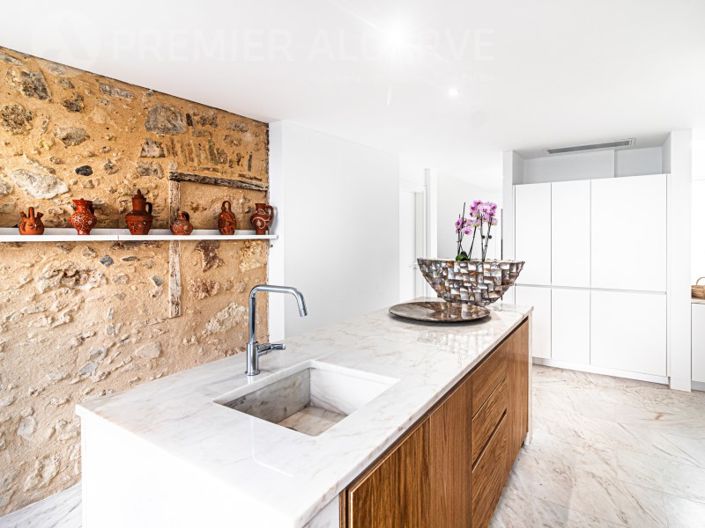 Image No.1-5 Bed House for sale