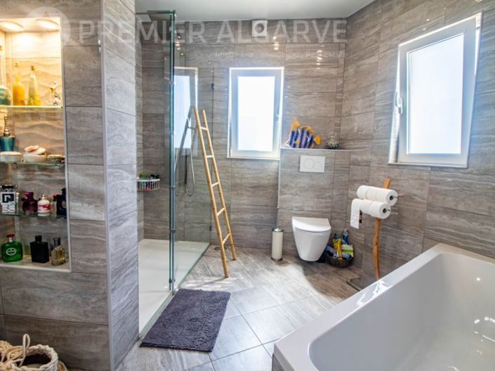 Image No.18-3 Bed House for sale