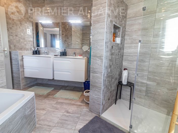 Image No.19-3 Bed House for sale