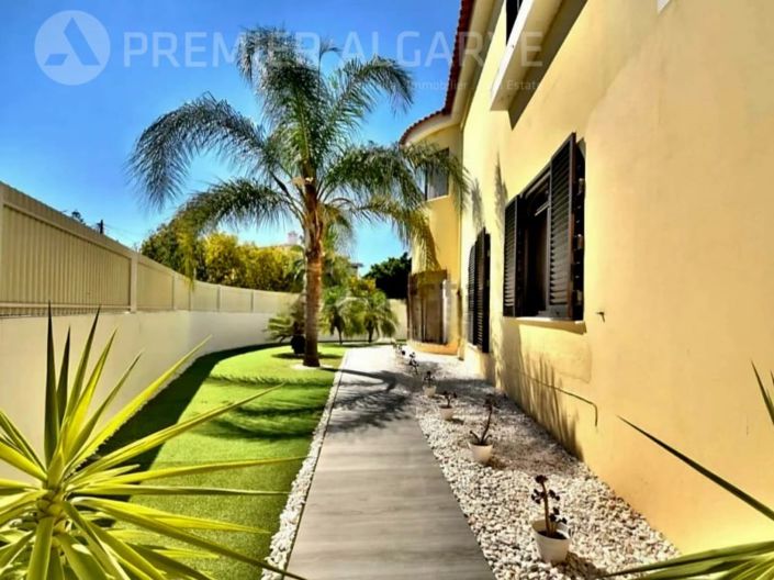 Image No.1-5 Bed House for sale