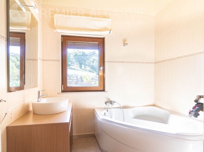 Image No.18-4 Bed House for sale