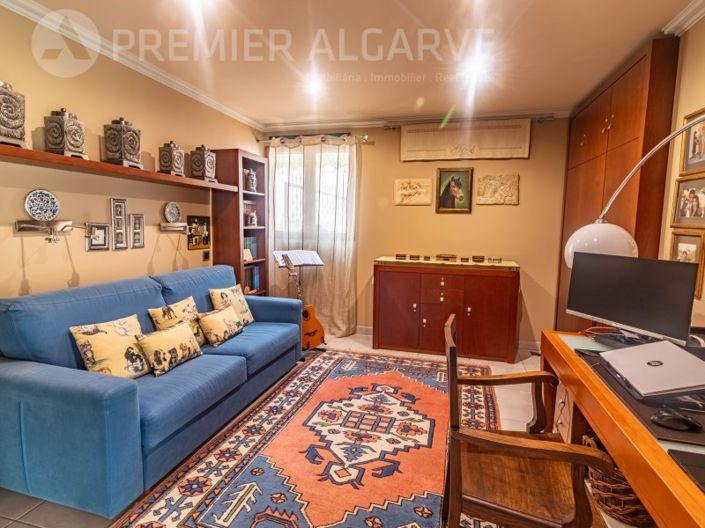 Image No.16-6 Bed House for sale