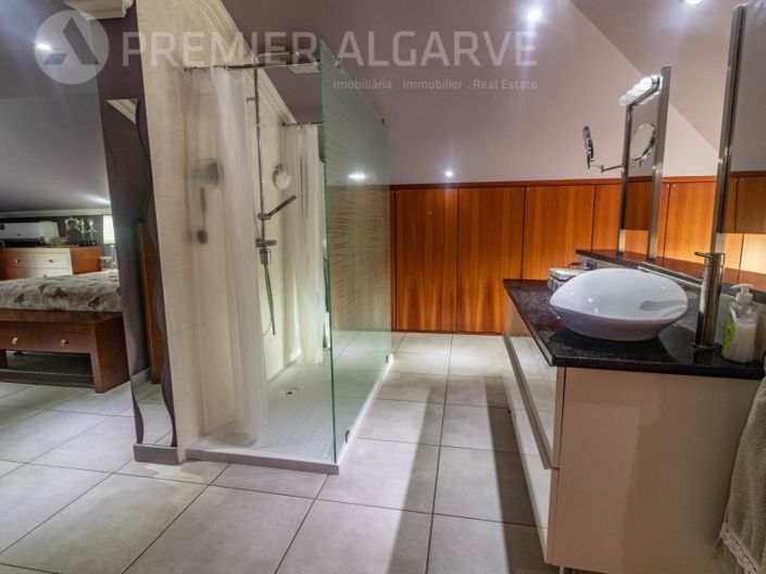 Image No.20-6 Bed House for sale