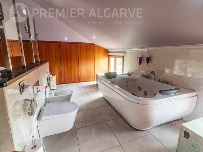 Image No.21-6 Bed House for sale