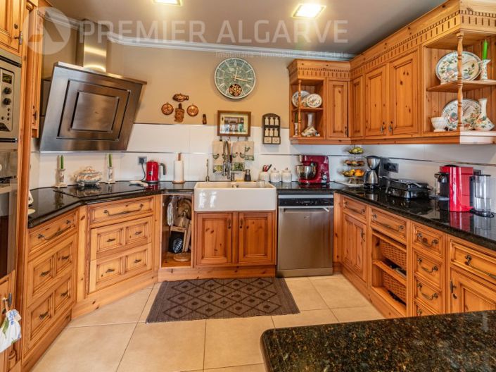 Image No.8-6 Bed House for sale